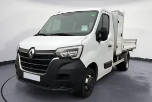 Vue 3/4 avant droit d'un Renault Master Châssis Cabine blanc avec benne et coffre, roues jumelées arrière visibles.