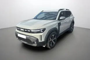 Dacia Duster TCE 130 4x2 Journey sandstone vue 3/4 avant droit avec barres de toit et jantes alu 18 pouces.