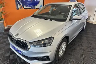 SKODA Fabia Ambition gris argent vue 3/4 avant droit en intérieur avec calandre noire distinctive.