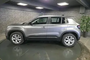 Vue de profil côté gauche du Jeep Avenger gris métallisé 2025 avec jantes alliage 17 pouces et coques de rétroviseurs noires.