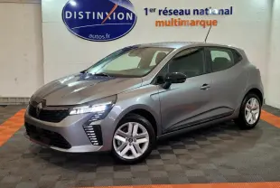 Renault Clio gris foncé vue 3/4 avant droit, avec feux LED et jantes alliage cinq branches.