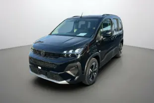 Peugeot Rifter noir perla nera en 3/4 avant droit, avec jantes alu 17 pouces et barres de toit visibles.