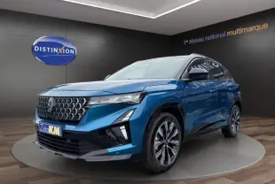 Vue 3/4 avant droit du Renault Austral bleu bi-ton avec calandre noire et jantes alliage distinctives.