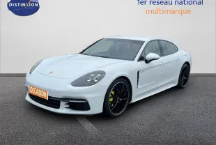 Porsche Panamera 4 E-Hybrid blanc vue 3/4 avant droit avec jantes sport noires et étriers verts.
