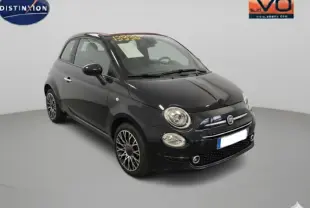 Vue 3/4 avant gauche d'une FIAT 500C noire 2024 avec roue de secours et jantes stylisées.