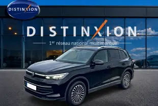 Volkswagen Tiguan 1.5 eTSI noir en 3/4 avant droit, avec jantes stylisées et signature lumineuse LED.