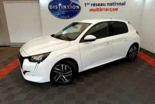 Peugeot 208 blanc vue 3/4 avant droit, avec jantes alliage et vitres teintées en intérieur showroom