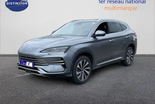 Vue 3/4 avant d’un SUV BYD SEAL U gris métallisé avec jantes bi-ton et calandre épurée sur fond neutre.