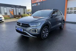 Volkswagen T-Roc gris Indium métallisé en 3/4 avant droit, avec toit noir et jantes distinctives.