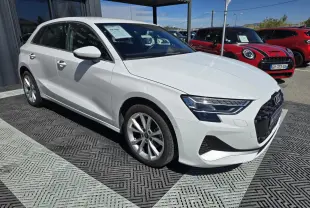 Audi A3 Sportback blanc Arkona vue 3/4 avant droit avec phares LED et jantes alliage 5 branches parallèles.