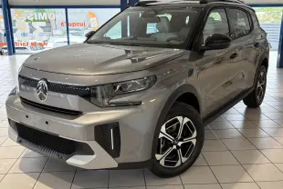 Vue 3/4 avant d'un Citroën C3 Aircross 2026 gris métallisé avec toit noir et jantes diamantées noires et argent.