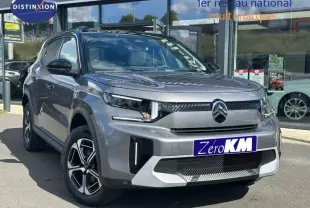 Vue 3/4 avant droit d'un Citroën C3 Aircross gris Mercury avec jantes alu et calandre moderne.