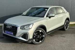 Audi Q2 30 TFSI S-Line 2024 argent rosé, vue 3/4 avant droit, jantes alliage noir poli et vitres surteintées.