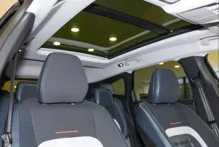 Vue intérieure avant du Citroën C5 Aircross 2026, sièges Advanced Comfort noirs avec toit ouvrant panoramique.