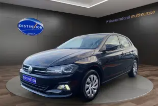 Volkswagen Polo noir intense vue 3/4 avant droit, avec feux LED et jantes alliage en showroom.