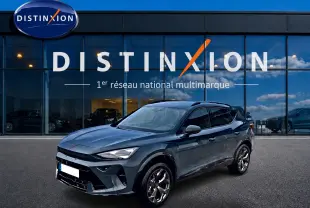 Vue 3/4 avant droit d'un CUPRA Formentor 1.5 etsi hybrid bleu fjord avec jantes 18 pouces devant un showroom Distinxion.