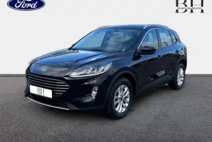 Ford Kuga noir Agate métallisé en vue 3/4 avant droit, avec calandre chromée et jantes alu visibles.