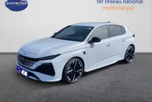 Peugeot 308 hybride blanche vue en 3/4 avant droit, avec jantes noires et détails noirs contrastants.