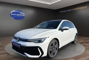 Volkswagen Golf 2.0 TDI R-Line blanche vue 3/4 avant droit avec toit panoramique et jantes noires.