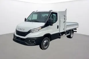 Vue 3/4 avant droit d’un utilitaire blanc Iveco Daily Chassis Cabine avec benne acier et coffre latéral.