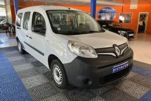 Renault Kangoo Maxi blanc en 3/4 avant droit, avec pare-chocs noir mat et jantes acier simples.