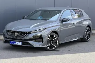 Peugeot 308 NV Hybrid gris Selenium vue 3/4 avant, jantes alliage bi-tons et calandre distinctive noire.