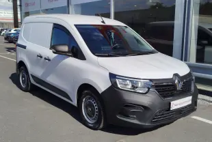 Renault Kangoo blanc minéral en 3/4 avant droit, avec calandre noire et jantes acier simples.