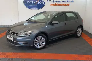 Volkswagen Golf gris foncé vue 3/4 avant droit en intérieur, avec jantes alliage et calandre chromée.