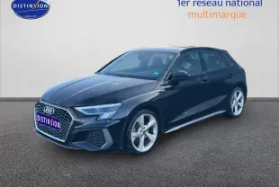 Audi A3 Sportback noir vue en 3/4 avant droit, mettant en valeur sa calandre hexagonale et ses jantes 5 branches.