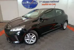 Renault Clio Evolution Blue dCi 100 2025 noire vue 3/4 avant droit avec phares LED allumés en intérieur showroom.