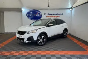 Peugeot 3008 blanc vue 3/4 avant droit, avec jantes noires et toit noir dans un showroom multimarque.