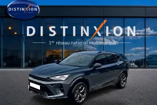 Vue 3/4 avant droit d'un CUPRA Formentor bleu fjord 2026 avec jantes 18 pouces et barres de toit visibles.