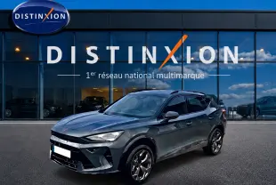 Vue 3/4 avant droite d'un CUPRA Formentor 1.5 etsi hybrid bleu fjord avec jantes 18 pouces devant un showroom Distinxion.