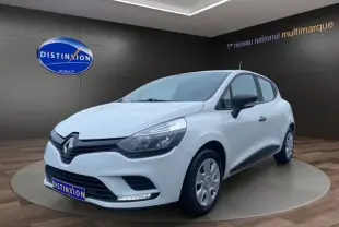 Renault Clio IV blanche vue en 3/4 avant droit dans un showroom avec logo Distinxion en arrière-plan.