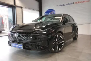 Peugeot 308 hybride noir métallisé vue 3/4 avant droit, avec calandre et jantes alliage distinctives.