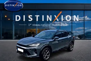 SUV CUPRA Formentor bleu fjord vu en 3/4 avant droit devant une vitrine Distinxion.