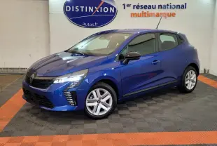 Renault Clio Evolution Blue dCi 100 bleu vue 3/4 avant gauche avec feux LED et jantes alliage en showroom.