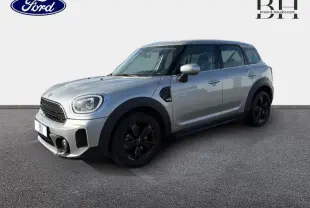 Vue 3/4 avant droit d'une MINI COUNTRYMAN 2023 Melting Silver III avec jantes noires et calandre chromée.