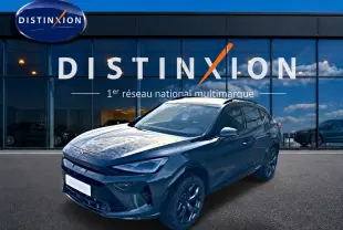 Vue 3/4 avant d'un CUPRA Formentor bleu fjord 2026, avec jantes noires et lignes sportives marquées.