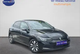 Volkswagen Golf 1.5 eTSI Style noir nacré vue 3/4 avant droit avec jantes alu et phares LED allumés.