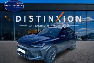 Vue 3/4 avant d'un CUPRA Formentor 1.5 etsi hybrid bleu fjord garé devant une vitrine Distinxion.