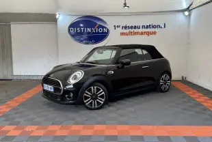 Mini Cooper Edition Greenwich noire vue de 3/4 avant droit dans un showroom avec toit souple fermé