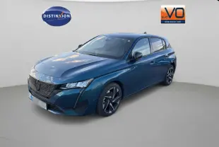 Peugeot 308 BlueHDi 130ch bleu vue 3/4 avant droit avec jantes alliage 17 pouces et calandre noire distinctive.