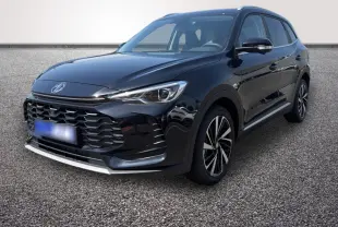 MG ZS 1.5L Hybrid+ Luxury noir en 3/4 avant droit, avec calandre large et jantes alliage distinctives.