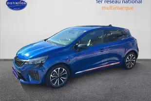 Renault Clio V Bleu Éclair vue de profil côté droit, avec jantes alliage noires et calandre chromée visible.