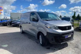 Peugeot Expert Fourgon gris Artense métal vu en 3/4 avant droit sur parking extérieur sous ciel bleu.