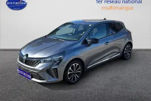 Renault Clio V gris pizzara vue 3/4 avant droit avec jantes alliage et calandre chromée.