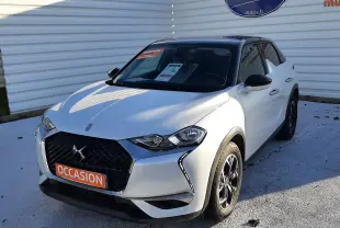 DS3 Crossback blanc perle avec toit noir, vue 3/4 avant droit, calandre noire distinctive et jantes alliage noires.