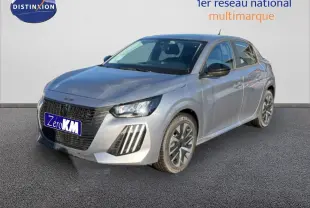 Peugeot 208 gris Artense métal en 3/4 avant droit, mettant en valeur ses phares LED et sa calandre distinctive.