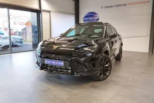 Vue 3/4 avant d'une CUPRA Formentor noire métal avec jantes noires et logo CUPRA sur le capot, en showroom.